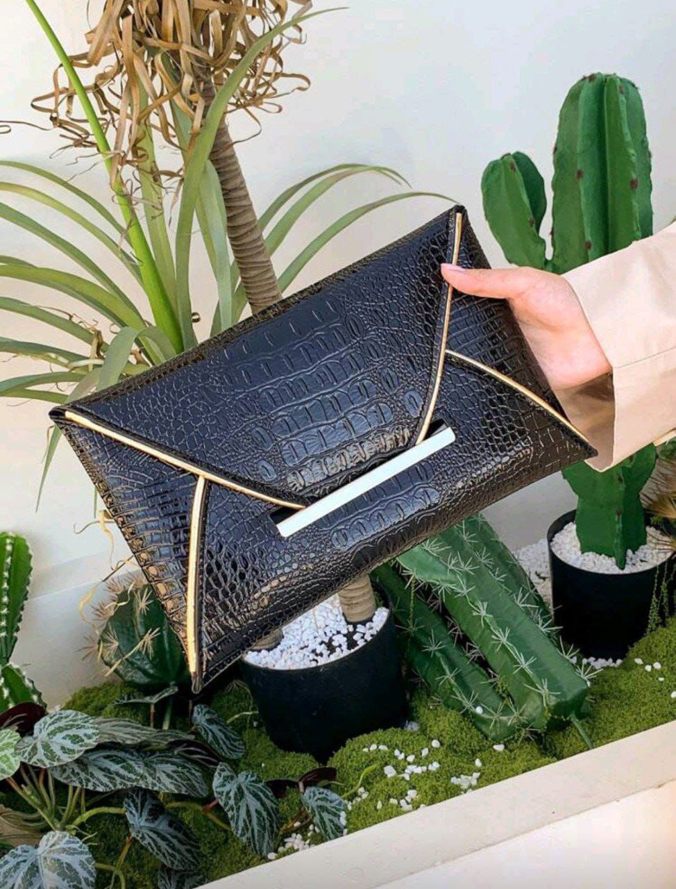 Elegant Crocodile & Marble Pattern Envelope Clutch – Black & Gold