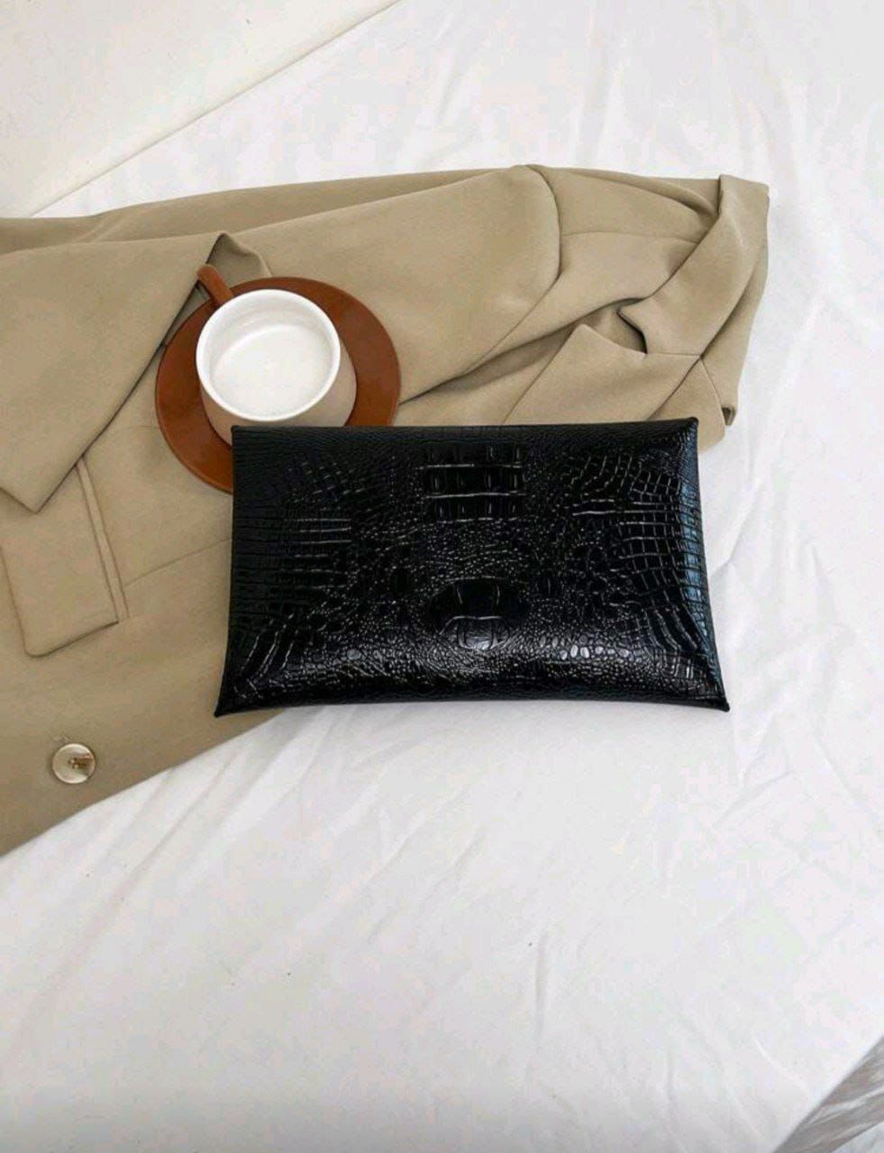Elegant Crocodile & Marble Pattern Envelope Clutch – Black & Gold
