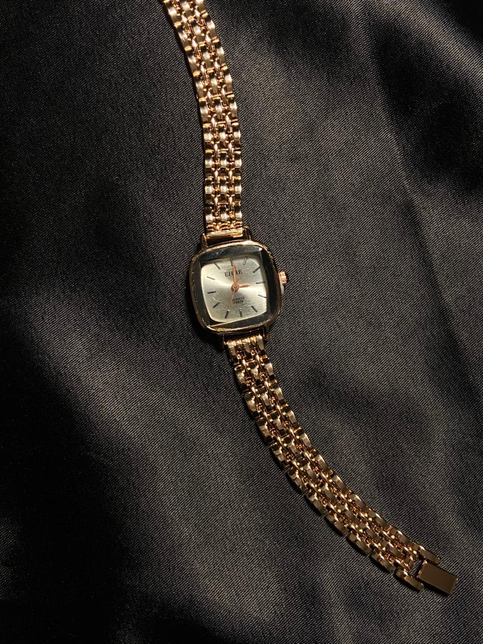 Bar Scale Dial Quartz Watch for Women – Gold Strap Everyday Elegance